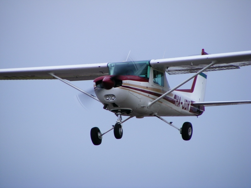 .  .  :   Cessna 152.