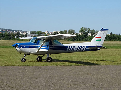 Cessna C-152 ����������� ����� ��� ����������. ��������� ��������� ������� ���������������� �����.  ��������� �������� : ������� � �����, �������� �� ����������, ����������� ����� ��� ����������, �������� ������� � �����.